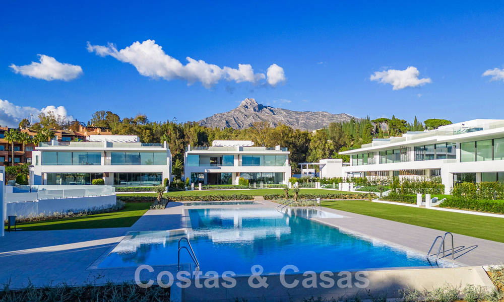 ¡Reventa! Casa de diseño ultramoderna en venta en un complejo privilegiado en la Milla de Oro de Marbella 69355