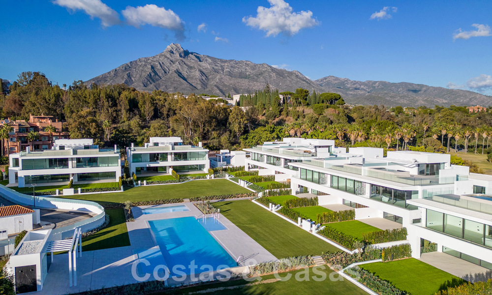 ¡Reventa! Casa de diseño ultramoderna en venta en un complejo privilegiado en la Milla de Oro de Marbella 69356