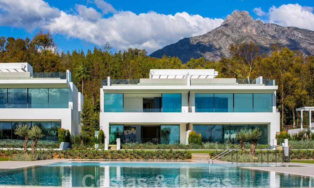 ¡Reventa! Casa de diseño ultramoderna en venta en un complejo privilegiado en la Milla de Oro de Marbella 69357