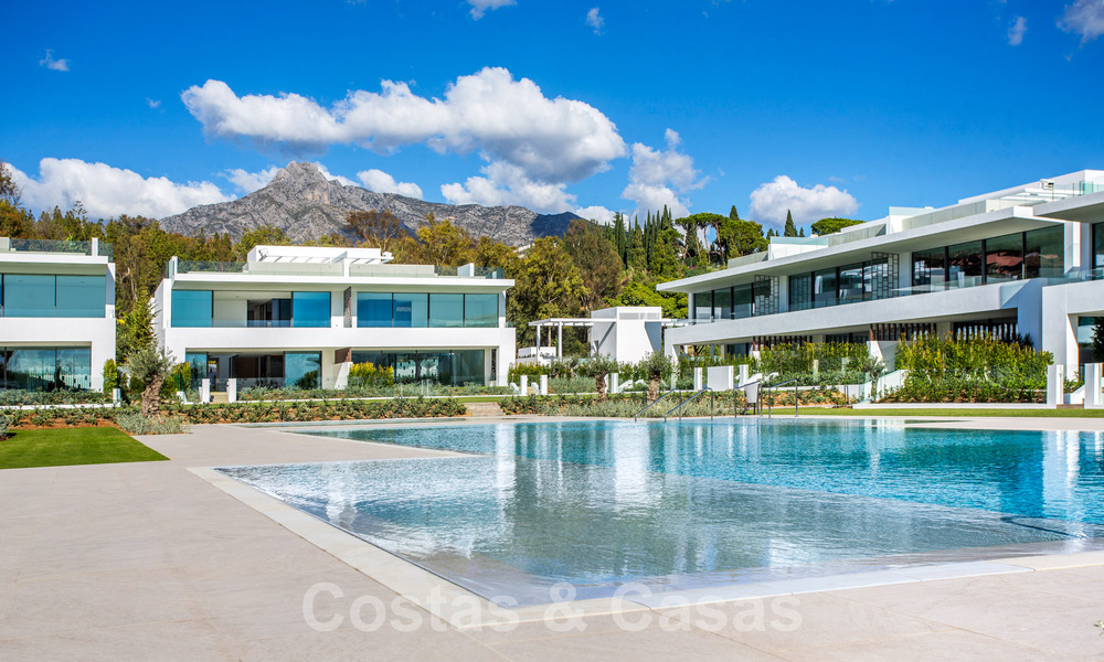 ¡Reventa! Casa de diseño ultramoderna en venta en un complejo privilegiado en la Milla de Oro de Marbella 69358