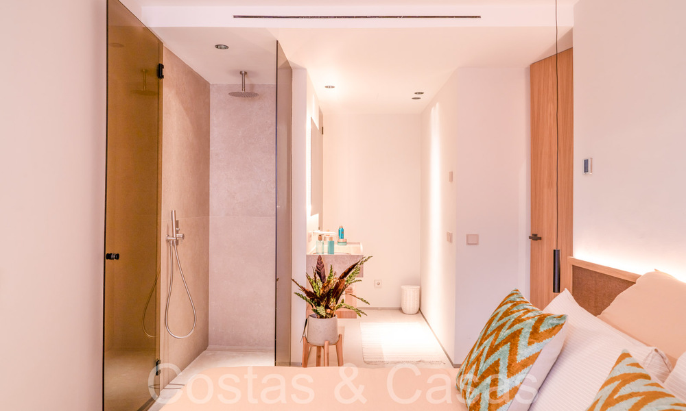 Apartamento superior con jardín en un complejo privilegiado frente al mar en la Nueva Milla de Oro entre Marbella y Estepona 69383