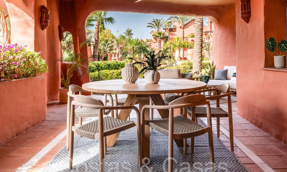 Apartamento superior con jardín en un complejo privilegiado frente al mar en la Nueva Milla de Oro entre Marbella y Estepona 69388