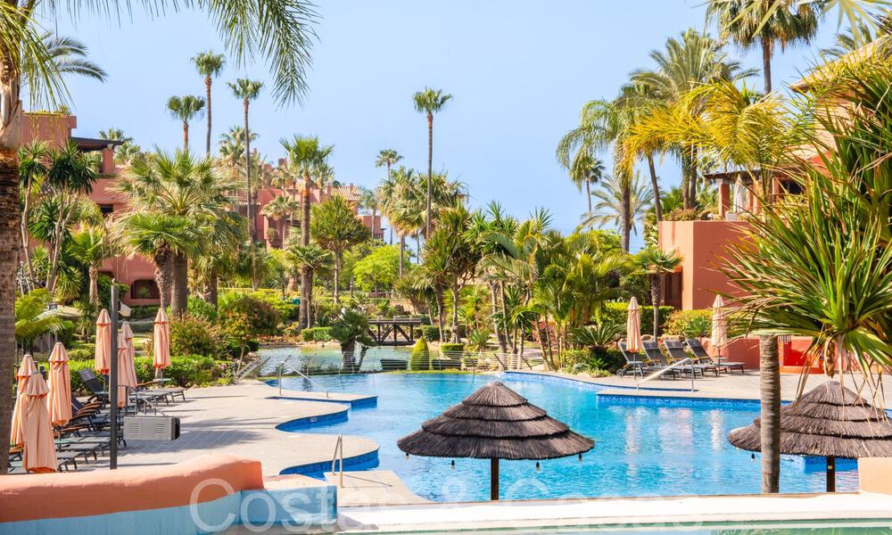 Apartamento superior con jardín en un complejo privilegiado frente al mar en la Nueva Milla de Oro entre Marbella y Estepona 69390