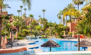 Apartamento superior con jardín en un complejo privilegiado frente al mar en la Nueva Milla de Oro entre Marbella y Estepona 69390 