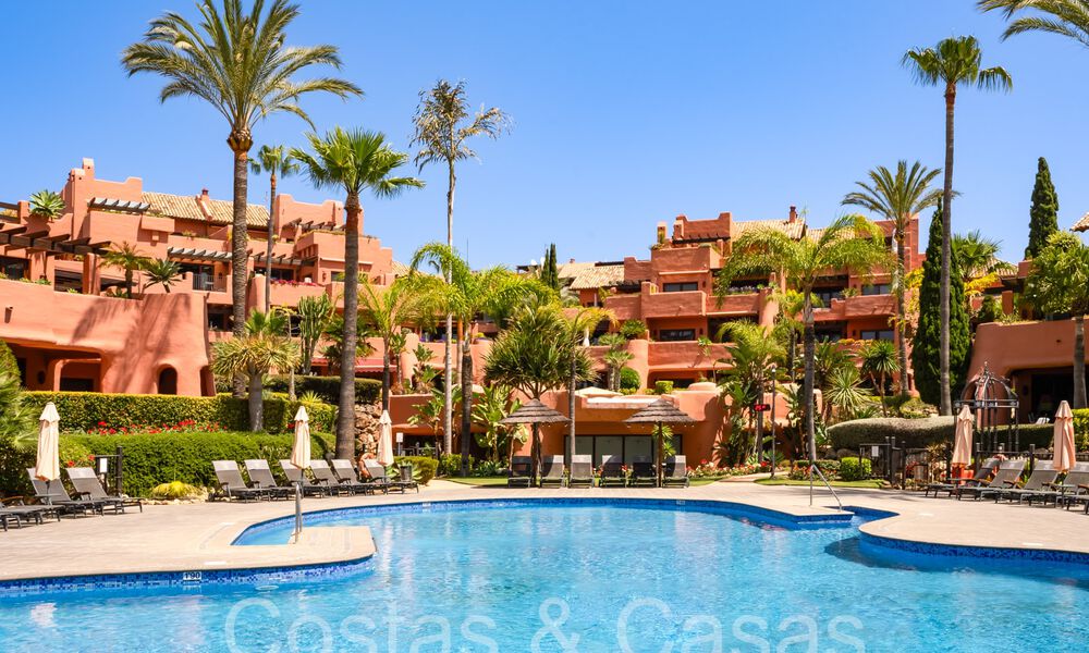 Apartamento superior con jardín en un complejo privilegiado frente al mar en la Nueva Milla de Oro entre Marbella y Estepona 69393