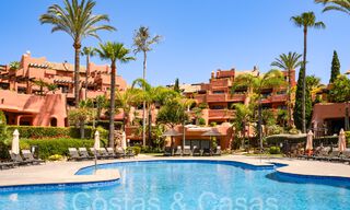 Apartamento superior con jardín en un complejo privilegiado frente al mar en la Nueva Milla de Oro entre Marbella y Estepona 69393 