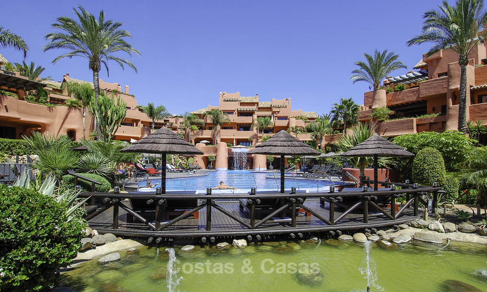 Apartamento superior con jardín en un complejo privilegiado frente al mar en la Nueva Milla de Oro entre Marbella y Estepona 69396