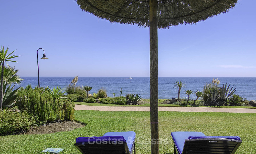 Apartamento superior con jardín en un complejo privilegiado frente al mar en la Nueva Milla de Oro entre Marbella y Estepona 69397