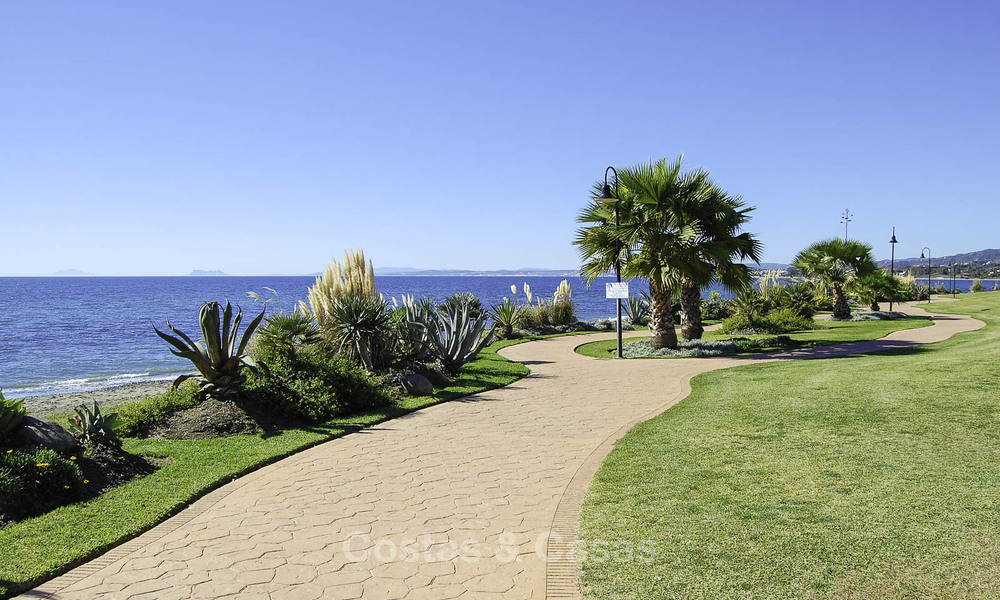 Apartamento superior con jardín en un complejo privilegiado frente al mar en la Nueva Milla de Oro entre Marbella y Estepona 69402