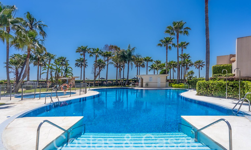 Ático dúplex en venta en un complejo en primera línea de playa en la Nueva Milla de Oro entre Marbella y Estepona 69343