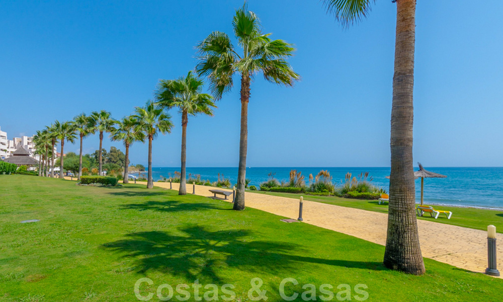 Ático dúplex en venta en un complejo en primera línea de playa en la Nueva Milla de Oro entre Marbella y Estepona 69351