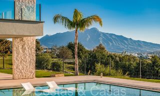 Villa de lujo superior en venta, primera línea de golf con vistas panorámicas a la montaña, al golf y al mar en Benahavis - Marbella 69301 