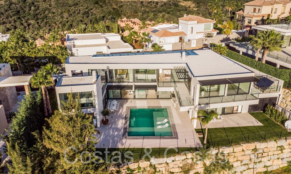 Villa de lujo superior en venta, primera línea de golf con vistas panorámicas a la montaña, al golf y al mar en Benahavis - Marbella 69306