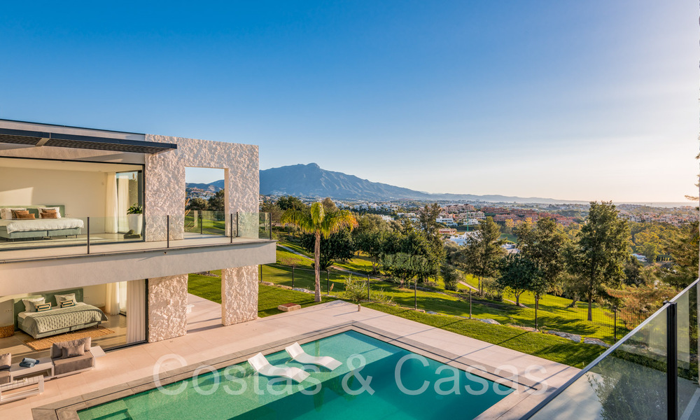 Villa de lujo superior en venta, primera línea de golf con vistas panorámicas a la montaña, al golf y al mar en Benahavis - Marbella 69318