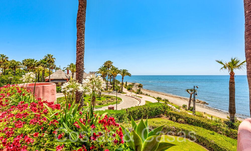 Sofisticado apartamento en primera línea de playa en venta en un exclusivo complejo en la Nueva Milla de Oro, Marbella - Estepona 69954