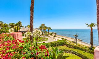 Sofisticado apartamento en primera línea de playa en venta en un exclusivo complejo en la Nueva Milla de Oro, Marbella - Estepona 69954 