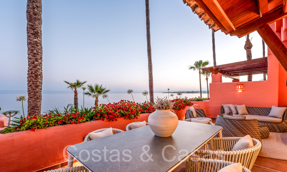 Sofisticado apartamento en primera línea de playa en venta en un exclusivo complejo en la Nueva Milla de Oro, Marbella - Estepona 69955