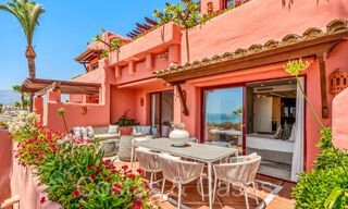 Sofisticado apartamento en primera línea de playa en venta en un exclusivo complejo en la Nueva Milla de Oro, Marbella - Estepona 69958 