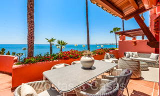 Sofisticado apartamento en primera línea de playa en venta en un exclusivo complejo en la Nueva Milla de Oro, Marbella - Estepona 69959 