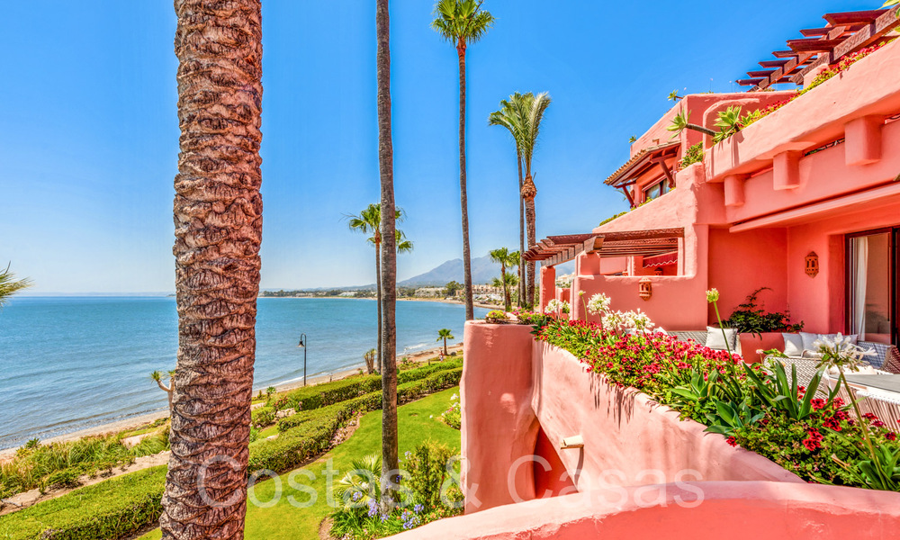 Sofisticado apartamento en primera línea de playa en venta en un exclusivo complejo en la Nueva Milla de Oro, Marbella - Estepona 69962