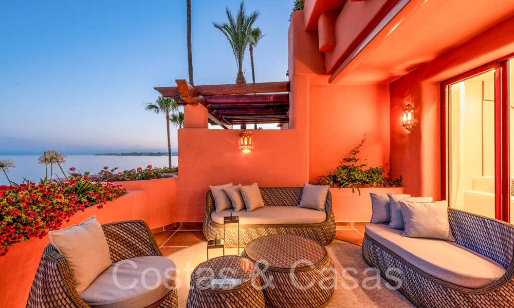 Sofisticado apartamento en primera línea de playa en venta en un exclusivo complejo en la Nueva Milla de Oro, Marbella - Estepona 69965