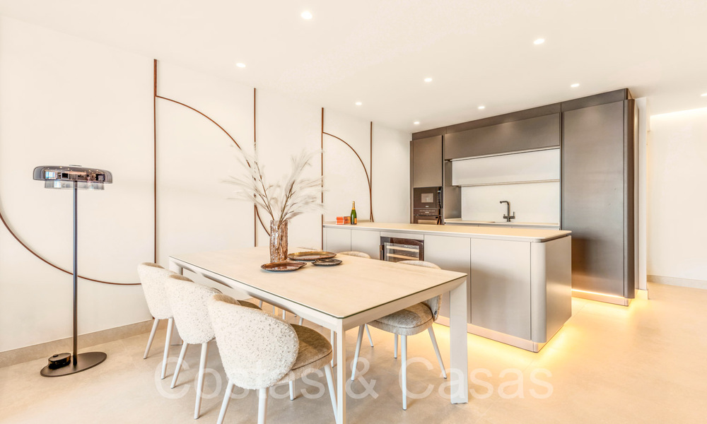 Sofisticado apartamento en primera línea de playa en venta en un exclusivo complejo en la Nueva Milla de Oro, Marbella - Estepona 69968