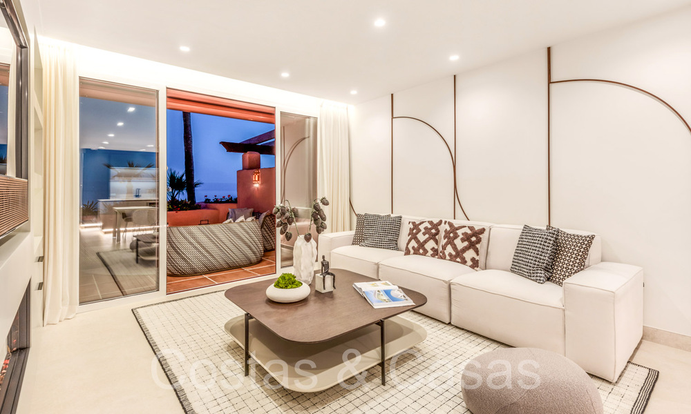 Sofisticado apartamento en primera línea de playa en venta en un exclusivo complejo en la Nueva Milla de Oro, Marbella - Estepona 69970