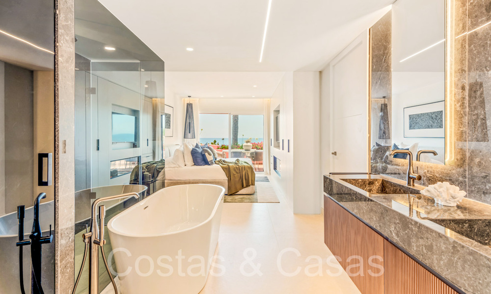 Sofisticado apartamento en primera línea de playa en venta en un exclusivo complejo en la Nueva Milla de Oro, Marbella - Estepona 69973