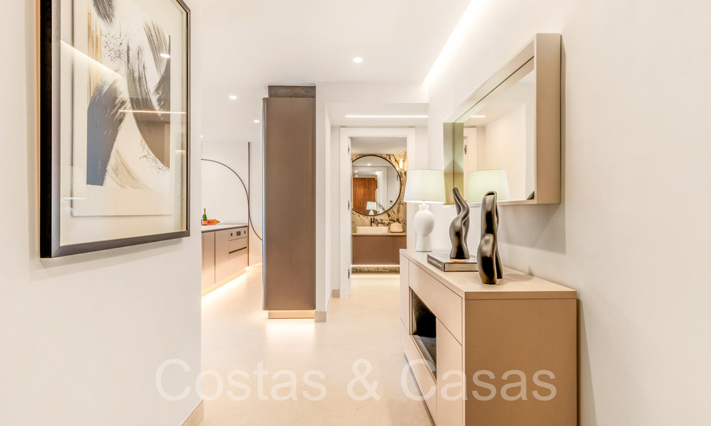 Sofisticado apartamento en primera línea de playa en venta en un exclusivo complejo en la Nueva Milla de Oro, Marbella - Estepona 69975