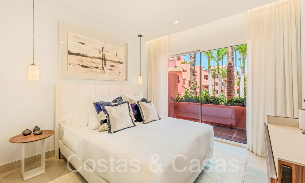 Sofisticado apartamento en primera línea de playa en venta en un exclusivo complejo en la Nueva Milla de Oro, Marbella - Estepona 69977