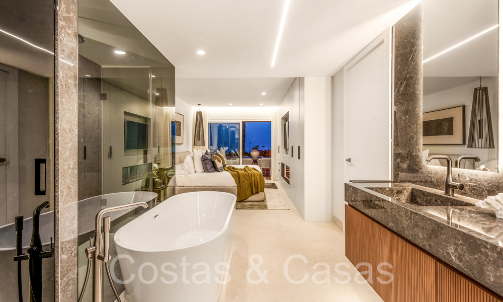 Sofisticado apartamento en primera línea de playa en venta en un exclusivo complejo en la Nueva Milla de Oro, Marbella - Estepona 69982