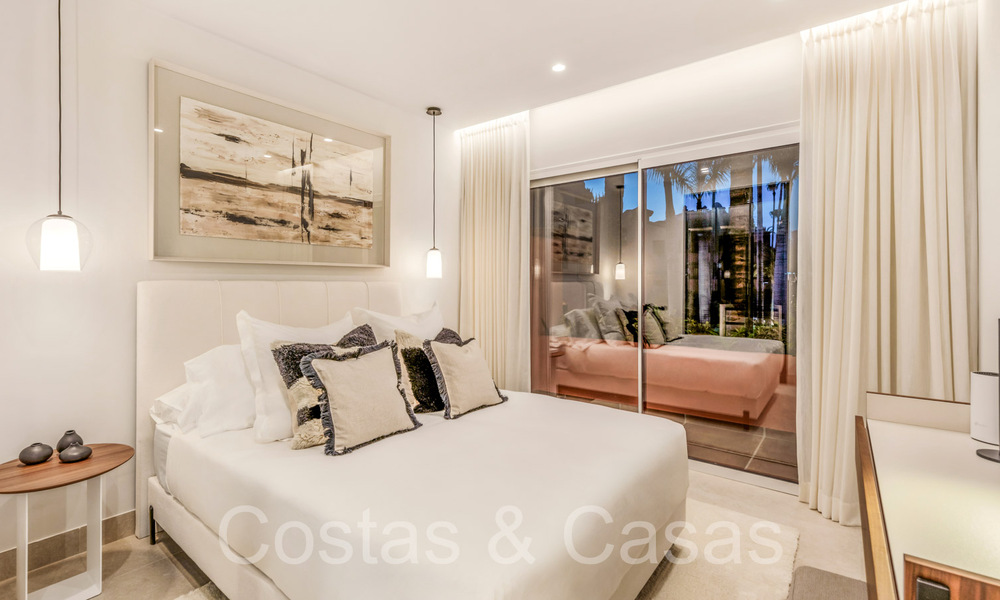 Sofisticado apartamento en primera línea de playa en venta en un exclusivo complejo en la Nueva Milla de Oro, Marbella - Estepona 69983