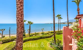 Sofisticado apartamento en primera línea de playa en venta en un exclusivo complejo en la Nueva Milla de Oro, Marbella - Estepona 69990 