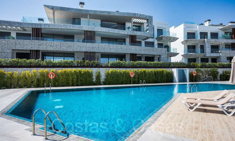 Ático contemporáneo listo para entrar a vivir con vistas panorámicas al mar en venta en un complejo de alto nivel de Benahavis - Marbella 69995