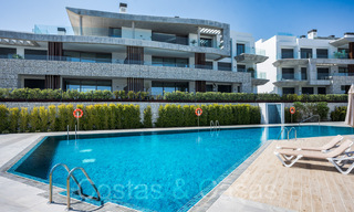 Ático contemporáneo listo para entrar a vivir con vistas panorámicas al mar en venta en un complejo de alto nivel de Benahavis - Marbella 69995 