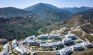 Ático contemporáneo listo para entrar a vivir con vistas panorámicas al mar en venta en un complejo de alto nivel de Benahavis - Marbella 69996 