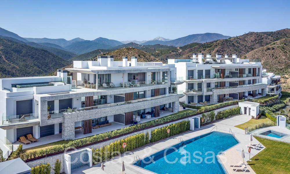 Ático contemporáneo listo para entrar a vivir con vistas panorámicas al mar en venta en un complejo de alto nivel de Benahavis - Marbella 69999