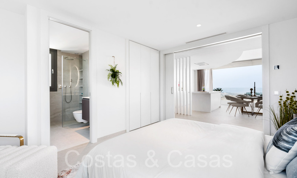 Ático contemporáneo listo para entrar a vivir con vistas panorámicas al mar en venta en un complejo de alto nivel de Benahavis - Marbella 70002