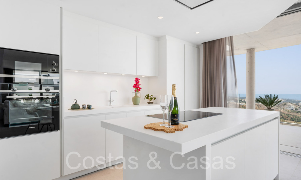 Ático contemporáneo listo para entrar a vivir con vistas panorámicas al mar en venta en un complejo de alto nivel de Benahavis - Marbella 70009