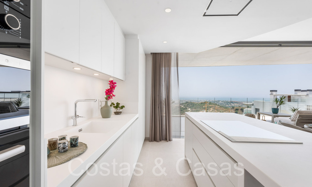 Ático contemporáneo listo para entrar a vivir con vistas panorámicas al mar en venta en un complejo de alto nivel de Benahavis - Marbella 70010