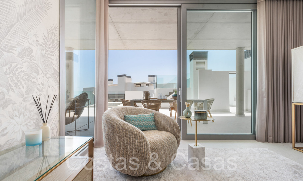 Ático contemporáneo listo para entrar a vivir con vistas panorámicas al mar en venta en un complejo de alto nivel de Benahavis - Marbella 70012