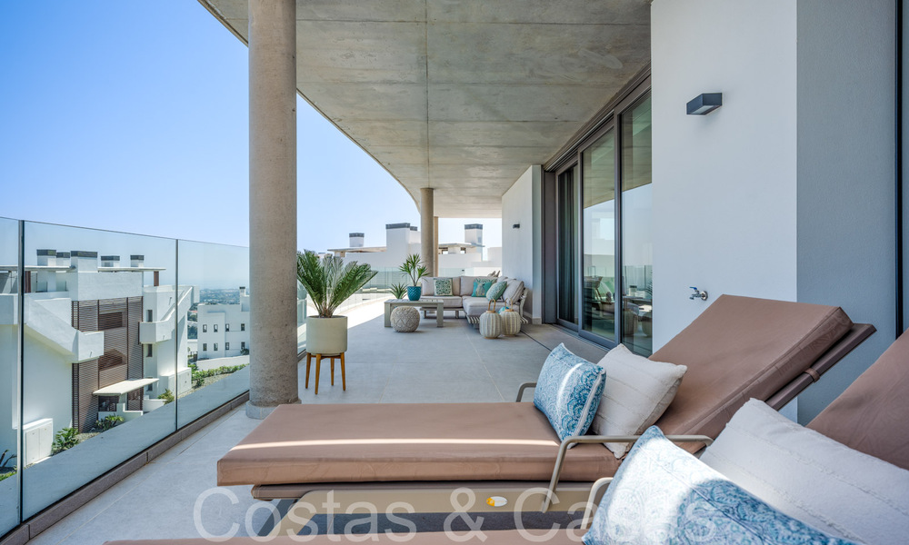 Ático contemporáneo listo para entrar a vivir con vistas panorámicas al mar en venta en un complejo de alto nivel de Benahavis - Marbella 70015