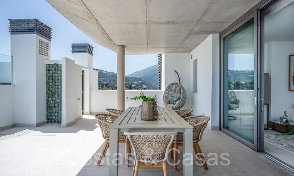 Ático contemporáneo listo para entrar a vivir con vistas panorámicas al mar en venta en un complejo de alto nivel de Benahavis - Marbella 70016