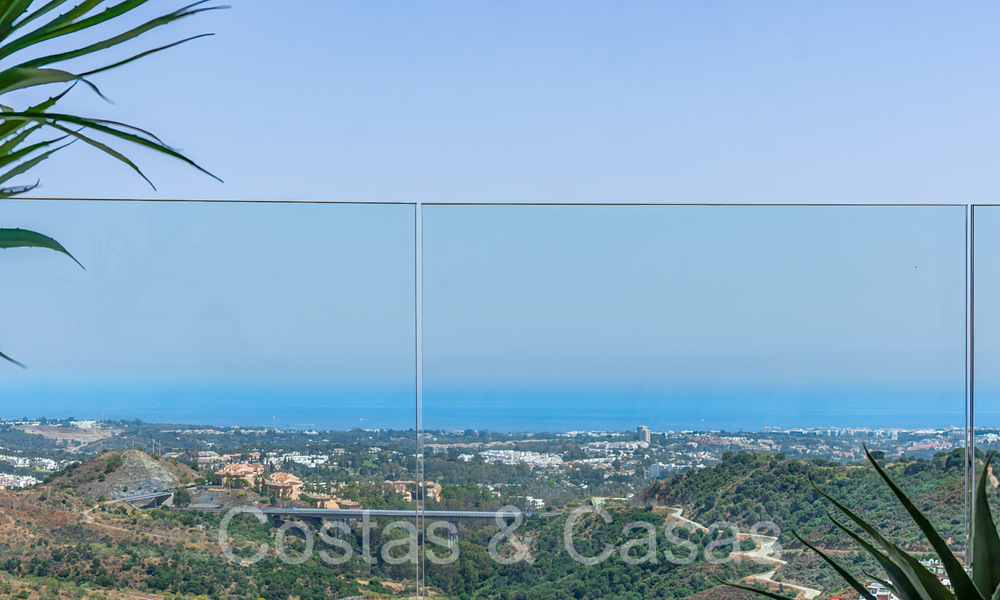 Ático contemporáneo listo para entrar a vivir con vistas panorámicas al mar en venta en un complejo de alto nivel de Benahavis - Marbella 70018