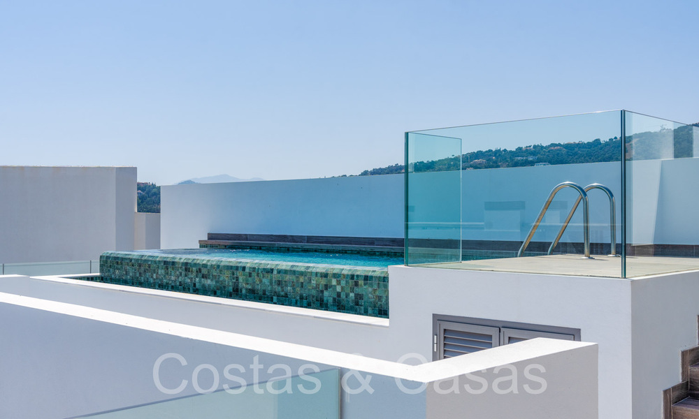 Ático contemporáneo listo para entrar a vivir con vistas panorámicas al mar en venta en un complejo de alto nivel de Benahavis - Marbella 70020