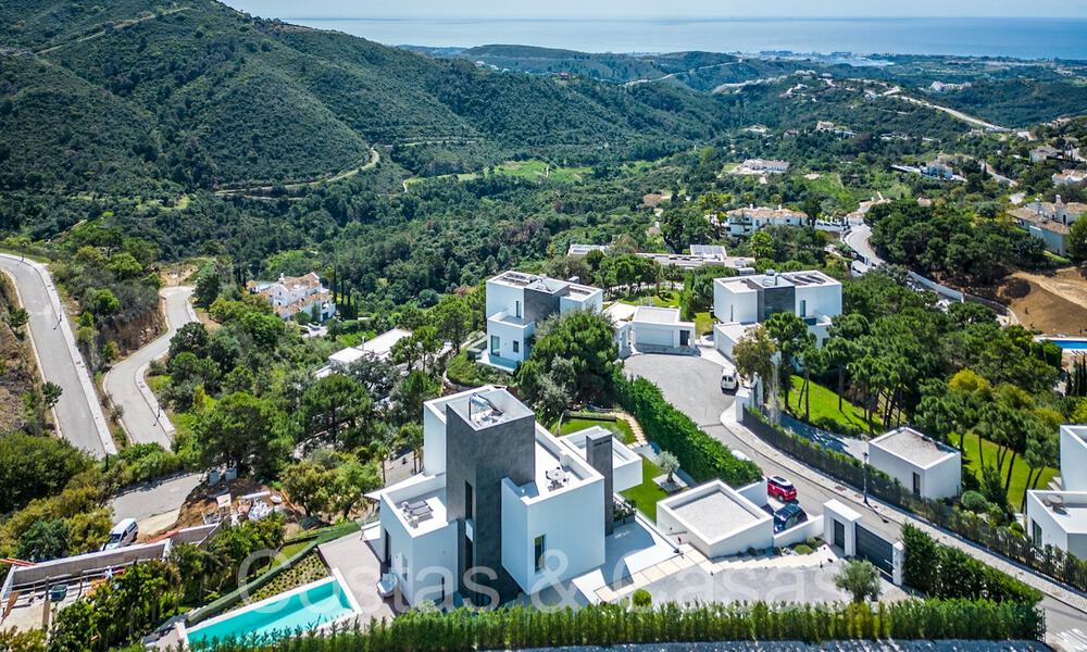 Villa de lujo lista para entrar a vivir con vistas panorámicas en venta en una comunidad cerrada de Benahavis - Marbella 70033