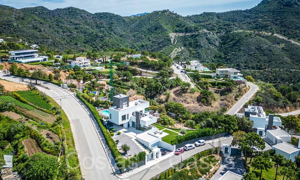 Villa de lujo lista para entrar a vivir con vistas panorámicas en venta en una comunidad cerrada de Benahavis - Marbella 70034