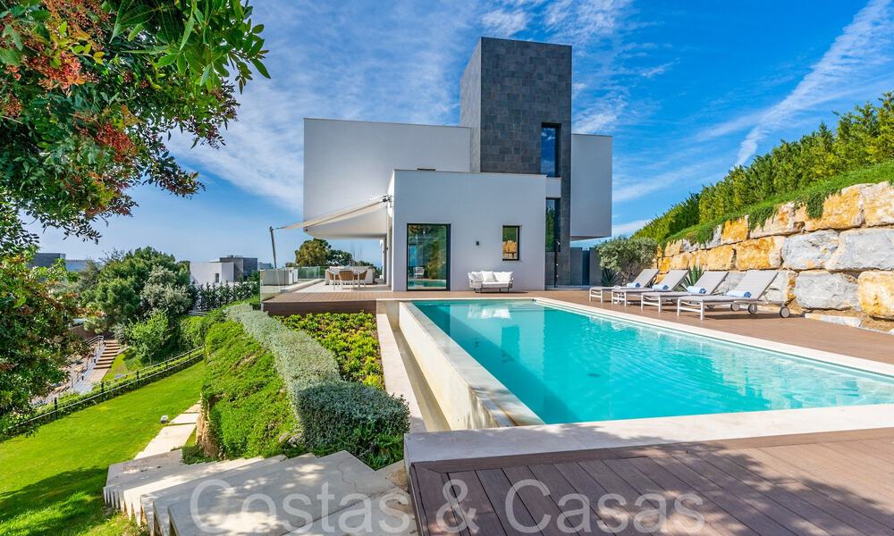 Villa de lujo lista para entrar a vivir con vistas panorámicas en venta en una comunidad cerrada de Benahavis - Marbella 70063