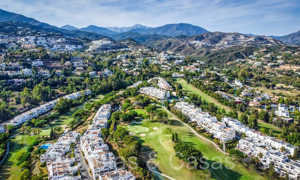 Apartamento lujosamente renovado con vistas al golf y al mar en venta, junto a un campo de golf de primer nivel en La Quinta, Benahavis - Marbella 69921