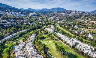 Apartamento lujosamente renovado con vistas al golf y al mar en venta, junto a un campo de golf de primer nivel en La Quinta, Benahavis - Marbella 69921 